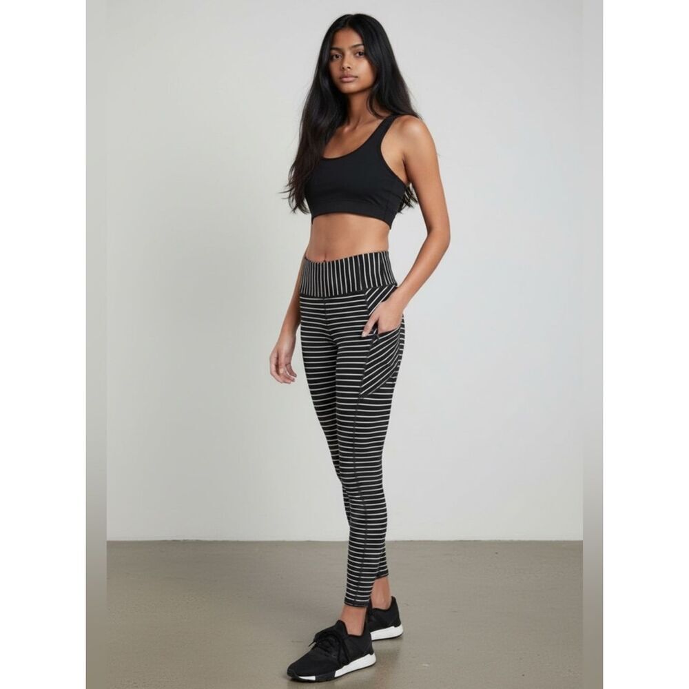 Athleta Stripe Contender 7/8 Tight in Powerlift Black White Stripe Size M